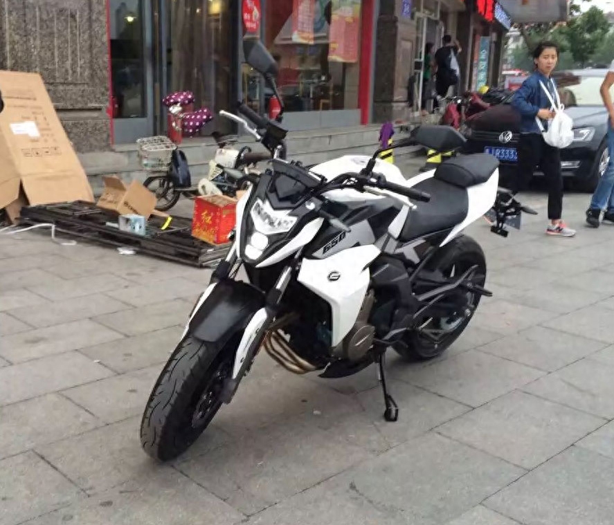 39800元提回春风650nk，开启运动模式，它就像头小野兽